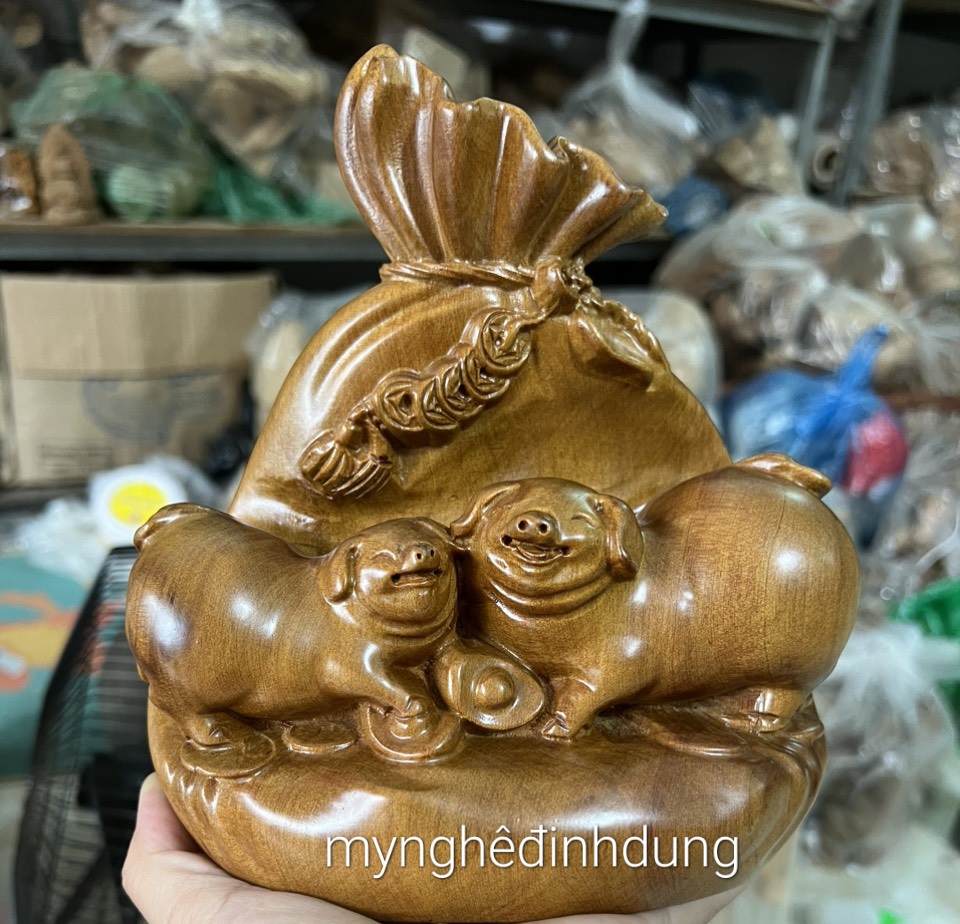 TƯỢNG BỊ TIỀN HEO LỢN PHONG THỦY CẦU TÀI LỘC BẰNG GỖ BÁCH XANH THƠM NỨC KT 20X16X8CM