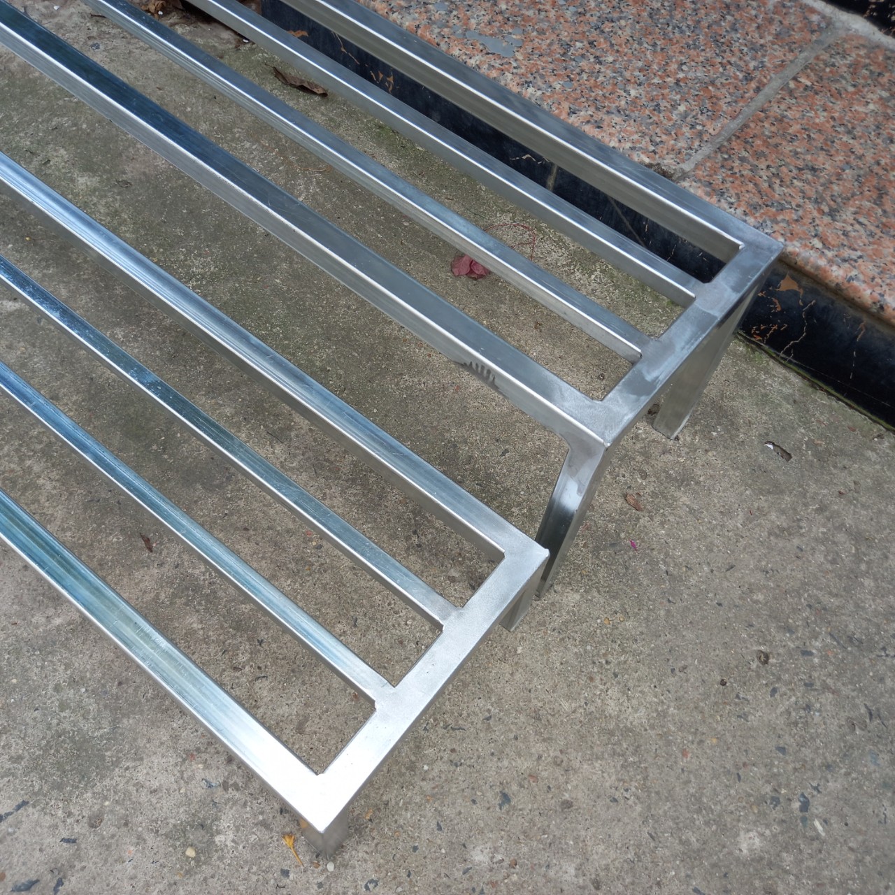 Kệ sắt đỡ chậu cây Dài 100cm, Rộng 20cm, Cao cm, hộp thép 20*20mm mạ kẽm, chân có nút nhựa chống trượt, dùng để kê đồ, kê chậu rau, kê chậu hoa
