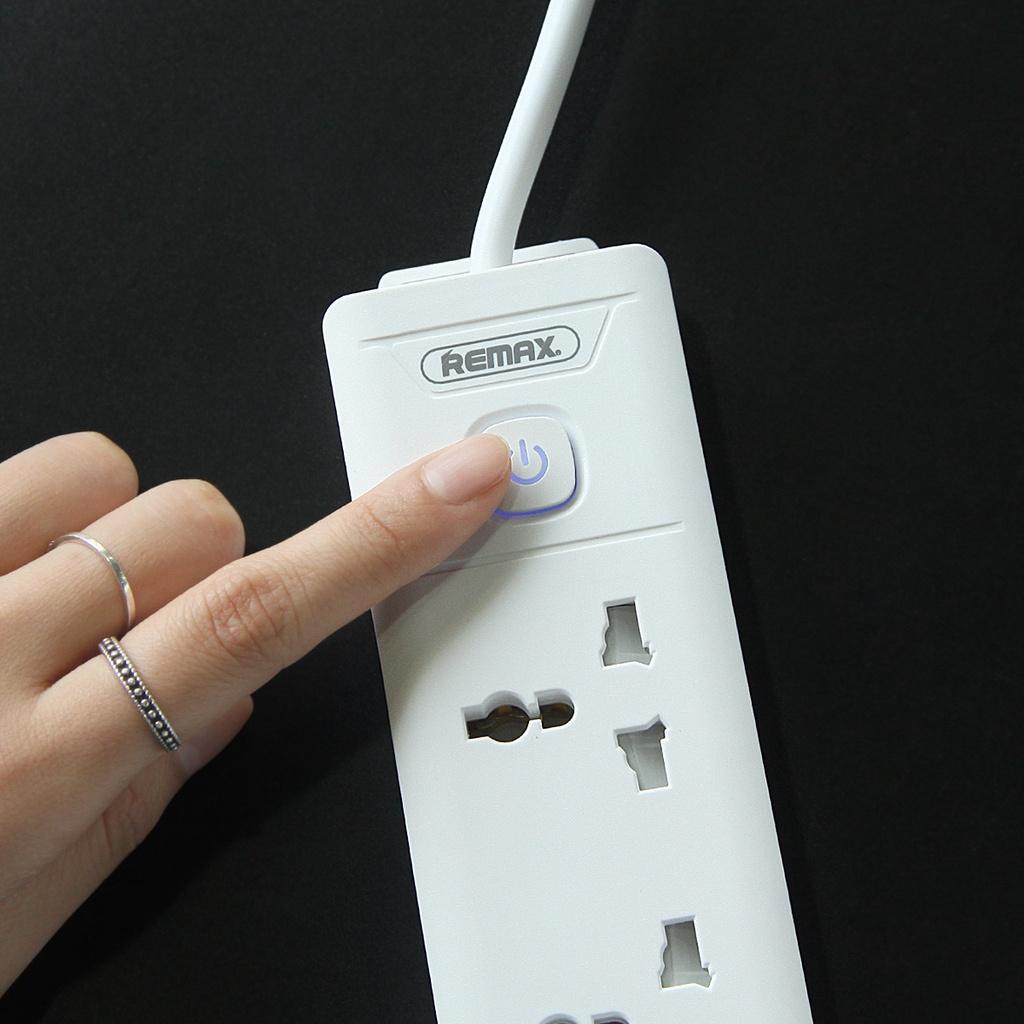 Ổ cắm điện đa năng Remax có 3 cổng USB Remax RV-03 lỗ cắm tải 2500W an toàn chống giật, chịu nhiệt - Hàng Chính Hãng