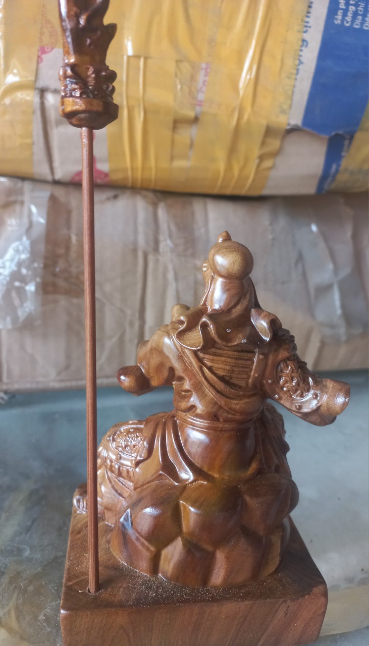 Tượng quan công đọc sách bằng gỗ bách xanh kt cao 15×10×5cm