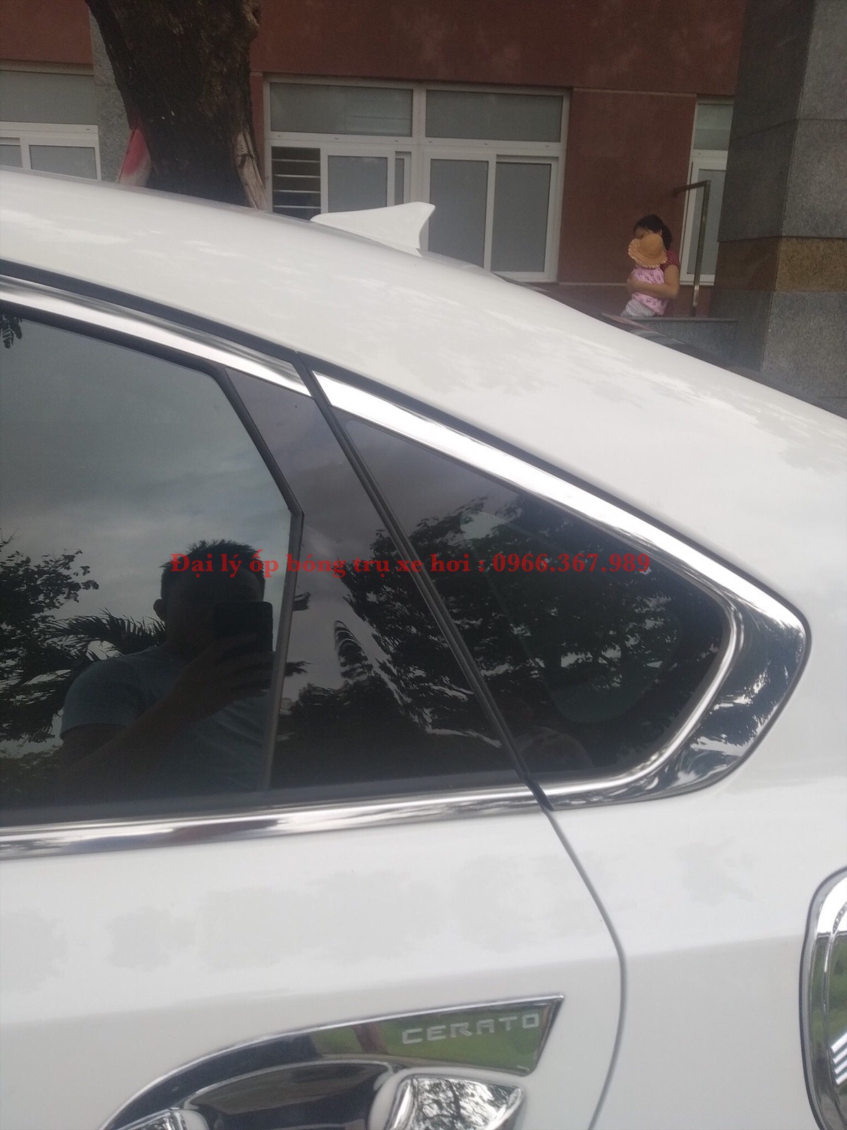 Ốp bóng trụ cửa xe ô tô Mitsubishi Outlander