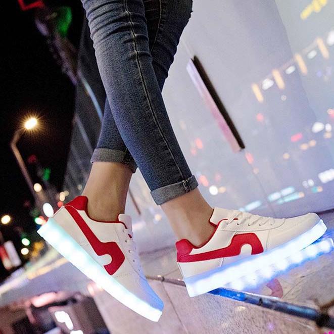 Giày trắng đèn Led 7 màu kẻ vạch cong đỏ (nam nữ) phát sáng 8 chế độ cực đẹp phong cách độc đáo