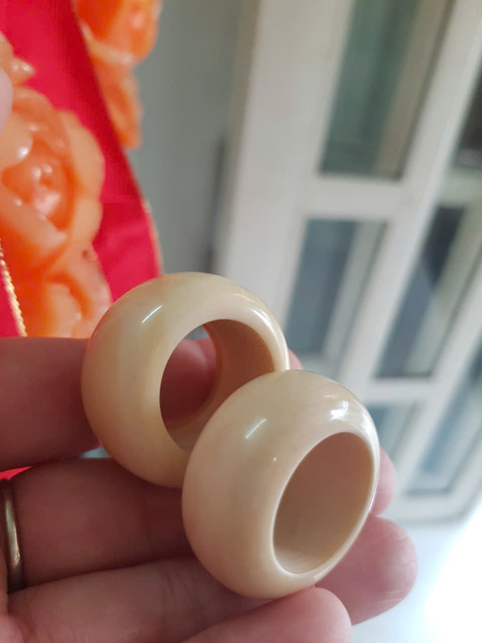 Nhẫn Nam Giả Ngà hay Xương Mỹ Nghệ màu trắng Ni 19mm Cao 15mm Dầy 6mm Dành Cho Các Anh Nam đeo nhẫn ngón tay cái hay bất kỳ ngón tay nào ni lọt vừa tay là 19mm rẻ vẫn đẹp như thường ạ