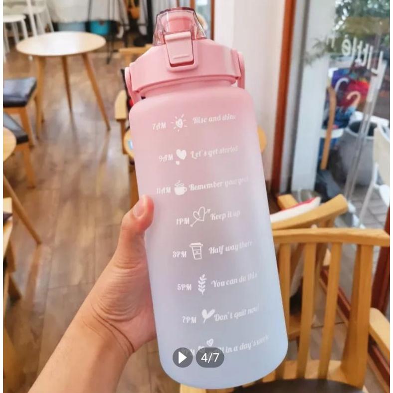 Bình nhựa 2L có vạch nhắc giờ uống nước kèm sticker dễ thương