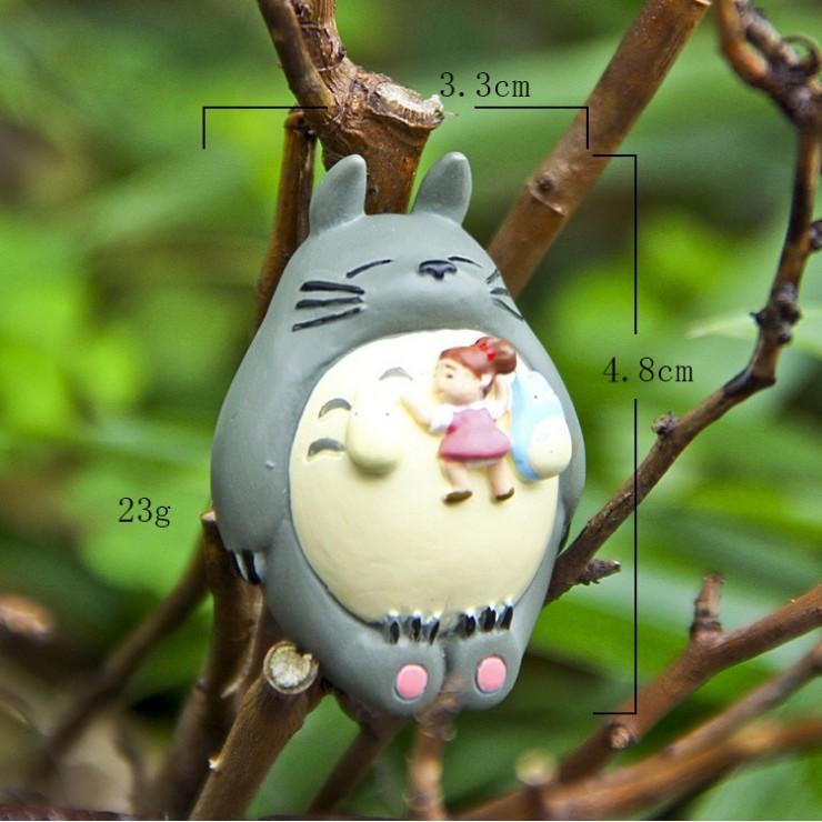 Mô hình Totoro nằm ngủ với bé Tiểu Mai nằm trên bụng trang trí tiểu cảnh, bonsai, móc khóa