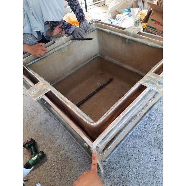 Khuôn vuông rộng 85 cao 65 đầy đủ lòng trong, tấm đáy