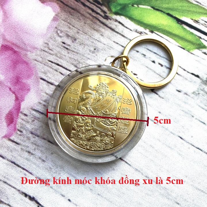 Móc khóa Xu Thần Tài Cá Chép màu vàng, chất liệu xu màu vàng, dùng treo chìa khóa, mang lại may mắn, ý nghĩa bảo vệ tâm linh đường kính 5cm - SP002387