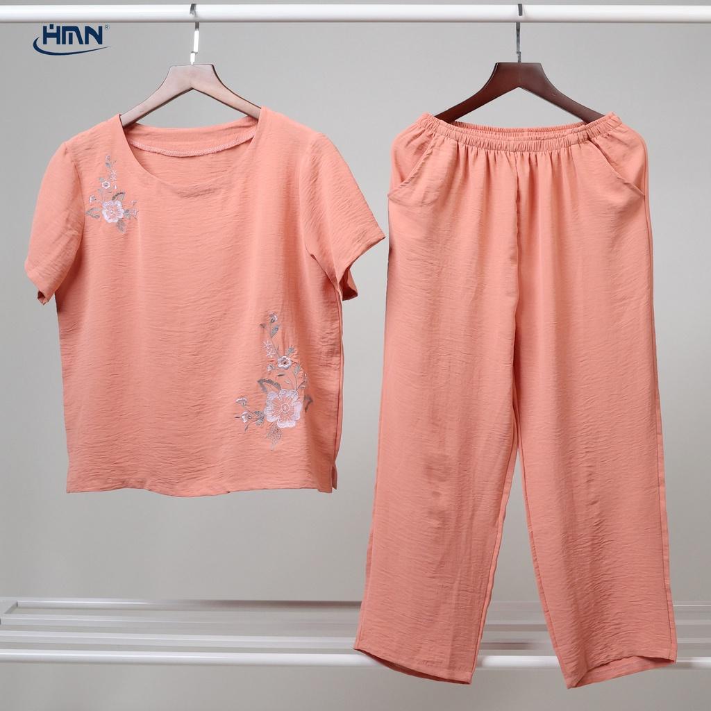 Set đồ bộ trung niên nữ áo thun tay ngắn thêu hoa và quần lửng vải đũi linen cao cấp - HMN Fashion