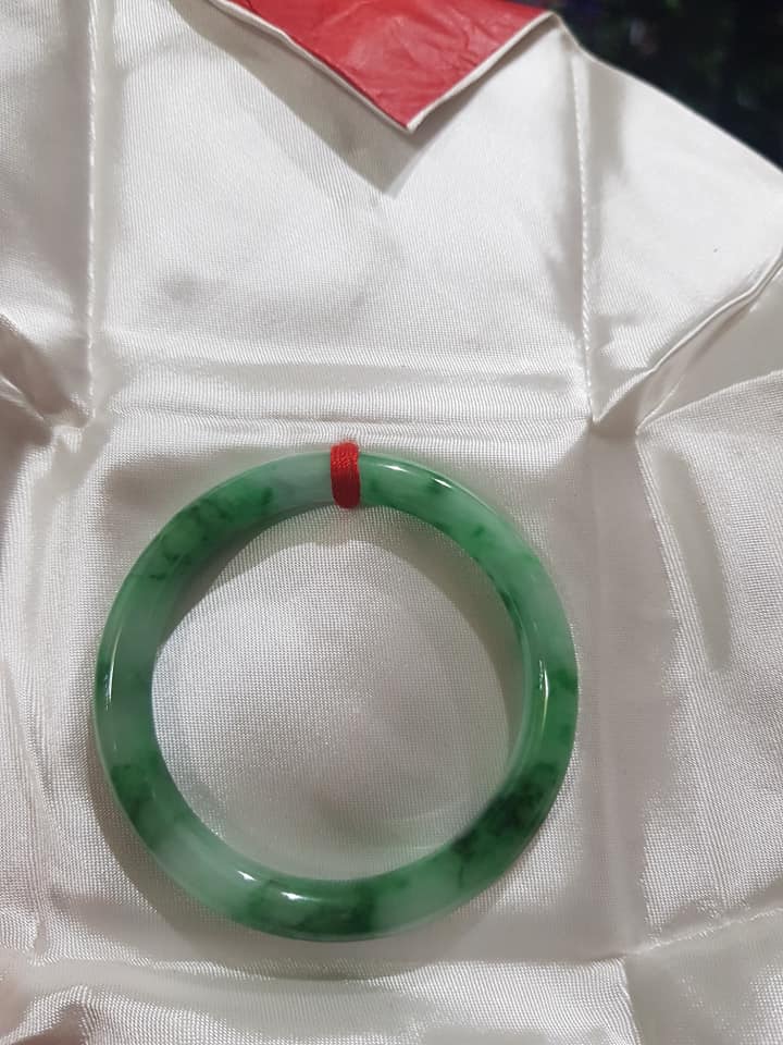 Vòng tay phong thủy Đá Cẩm thạch Tự nhiên Xanh SƠN THỦY LÝ 50MM x độ dầy 7,4mm Chất liệu 100% Đá Cẩm thạch Tự nhiên Nữ 50kg - 55kg đeo chuẩn sang hàng vip đẹp ạ