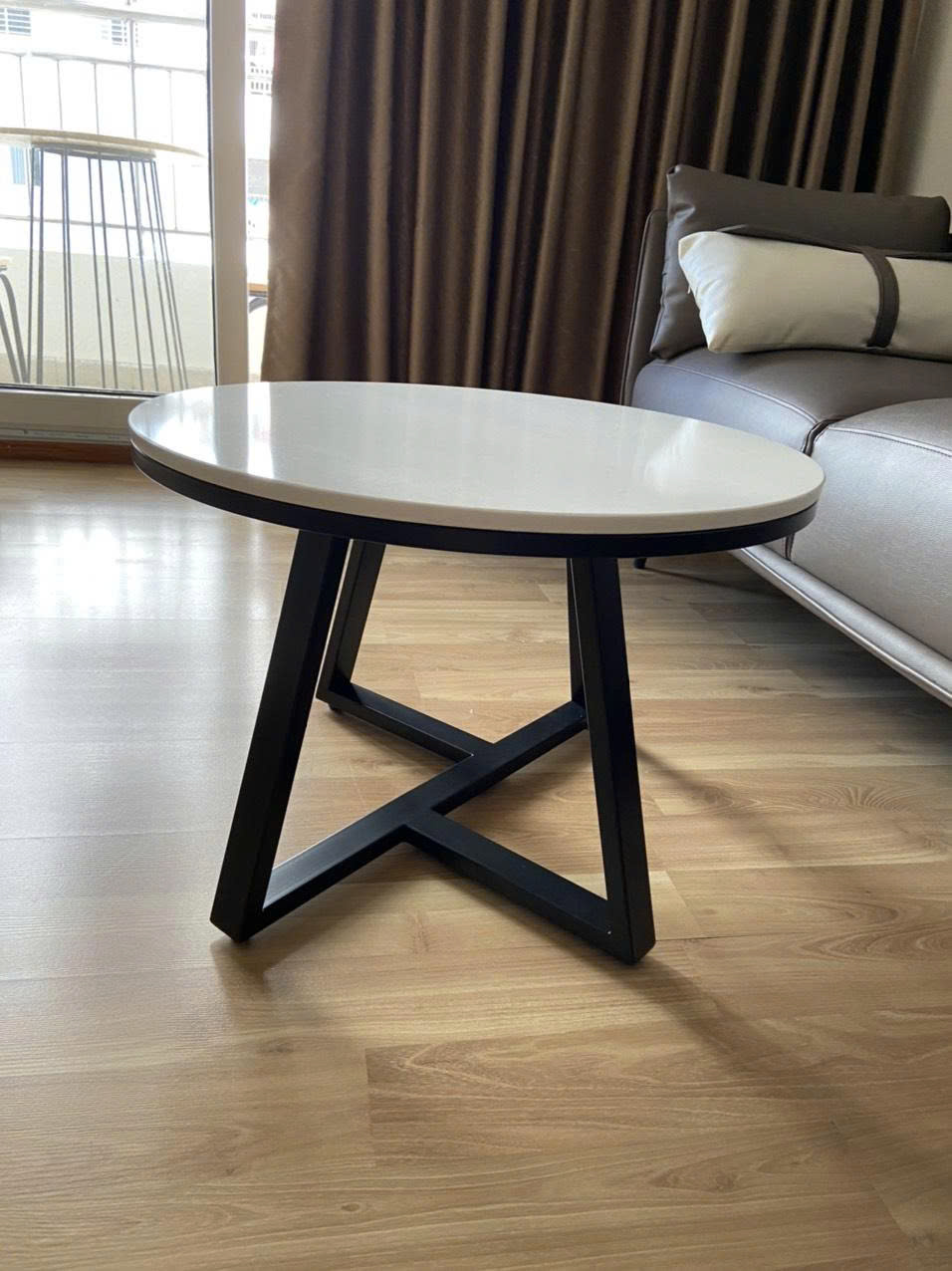 Bàn trà Romano mặt tròn đá Tundo