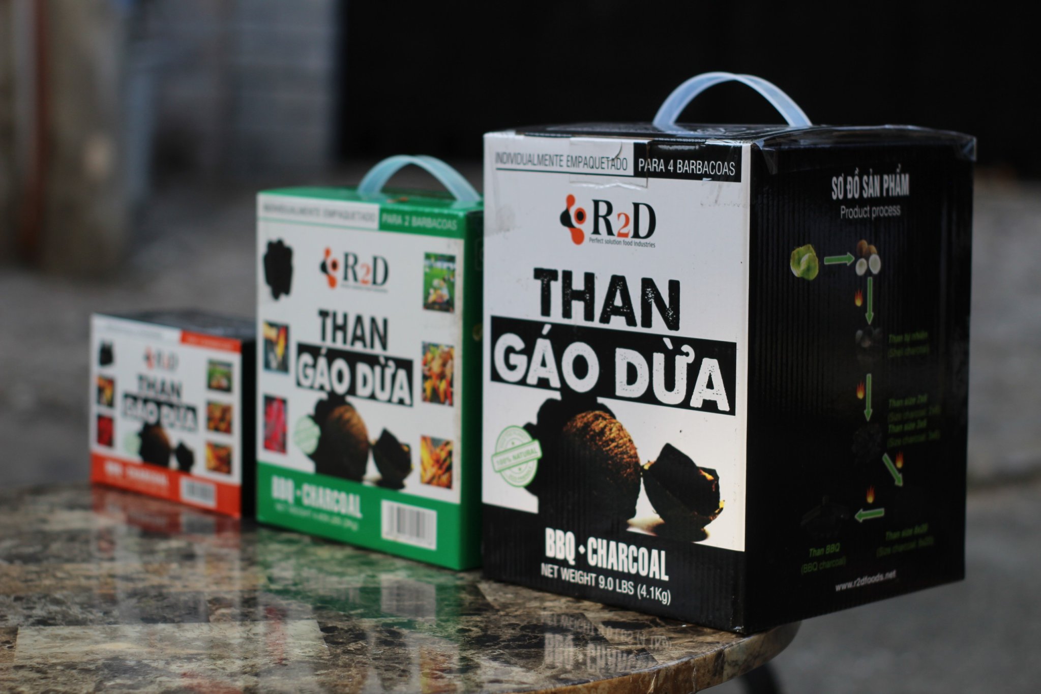 Hình ảnh Combo 3 hộp than không khói làm từ Gáo dừa chính hãng R2D dùng cho tiệc nướng BBQ (tổng 7 kg than) an toàn cho sức khoẻ