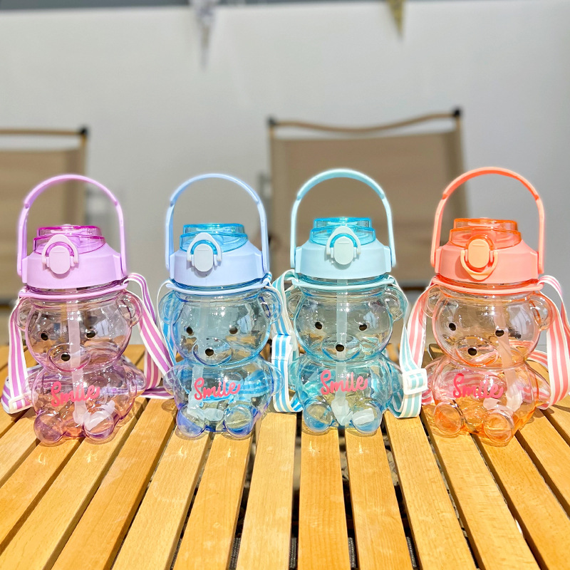 Bình Đựng Nước 1100ml Hình Gấu Dễ Thương Có Dây Đeo Kèm Sticker