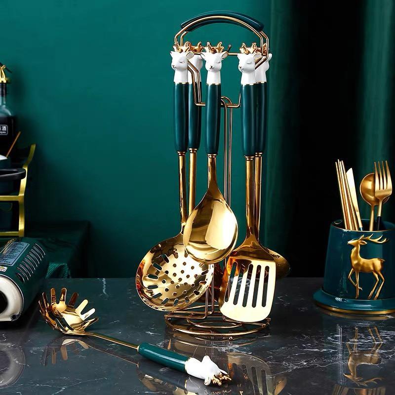 Bộ dụng cụ nấu ăn nhà bếp treo muôi muỗng sạn bằng vàng 6 món - Set giá sạn hươu vàng treo mạ vàng
