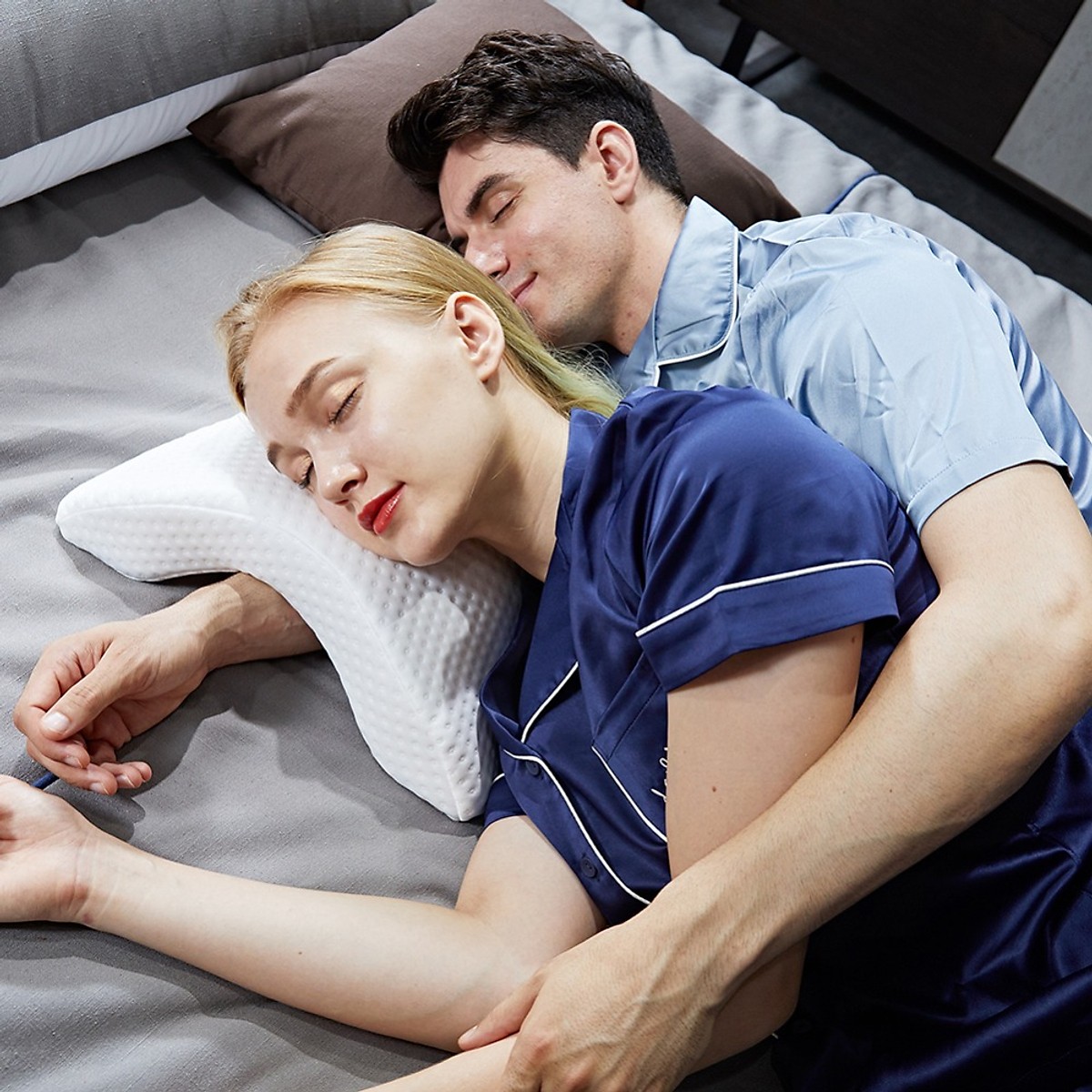 Gối ngủ cao cấp Văn phòng dạng cong, có chỗ luồn tay chống mỏi bằng cao su non