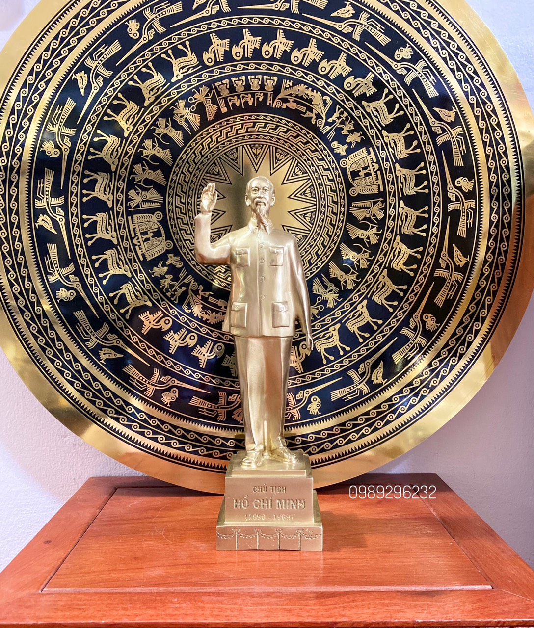 Tượng Bác Hồ đứng vẫy tay chào bằng đồng vàng