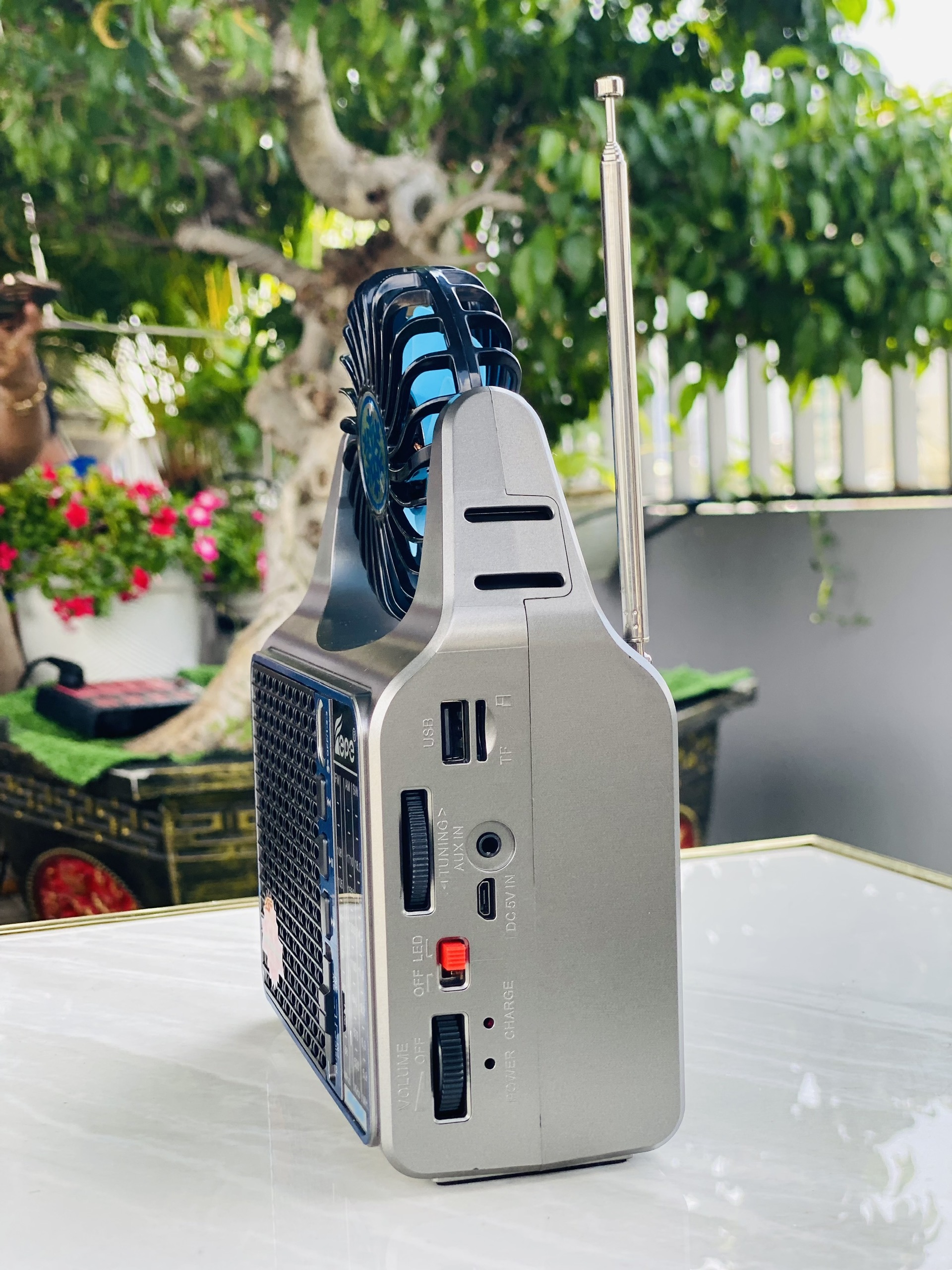 Quạt Mini 4in1 FP 128S Có Đài FM, Đèn Pin, Sạc Năng Lượng Mặt Trời – Hỗ Trợ USB, Bluetooth, TF, AUX Nhỏ Gọn Thông Minh Hàng Nhập Khẩu