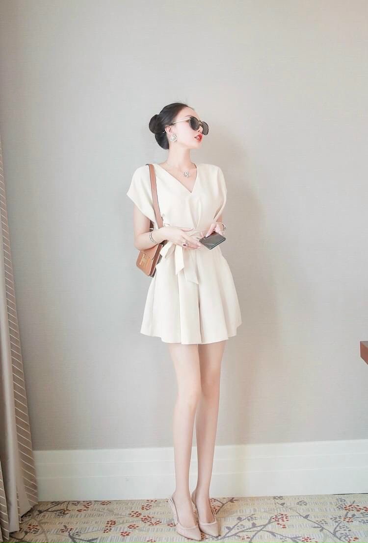 Jumpsuit đùi màu kem cổ chữ V Kèm Nịt