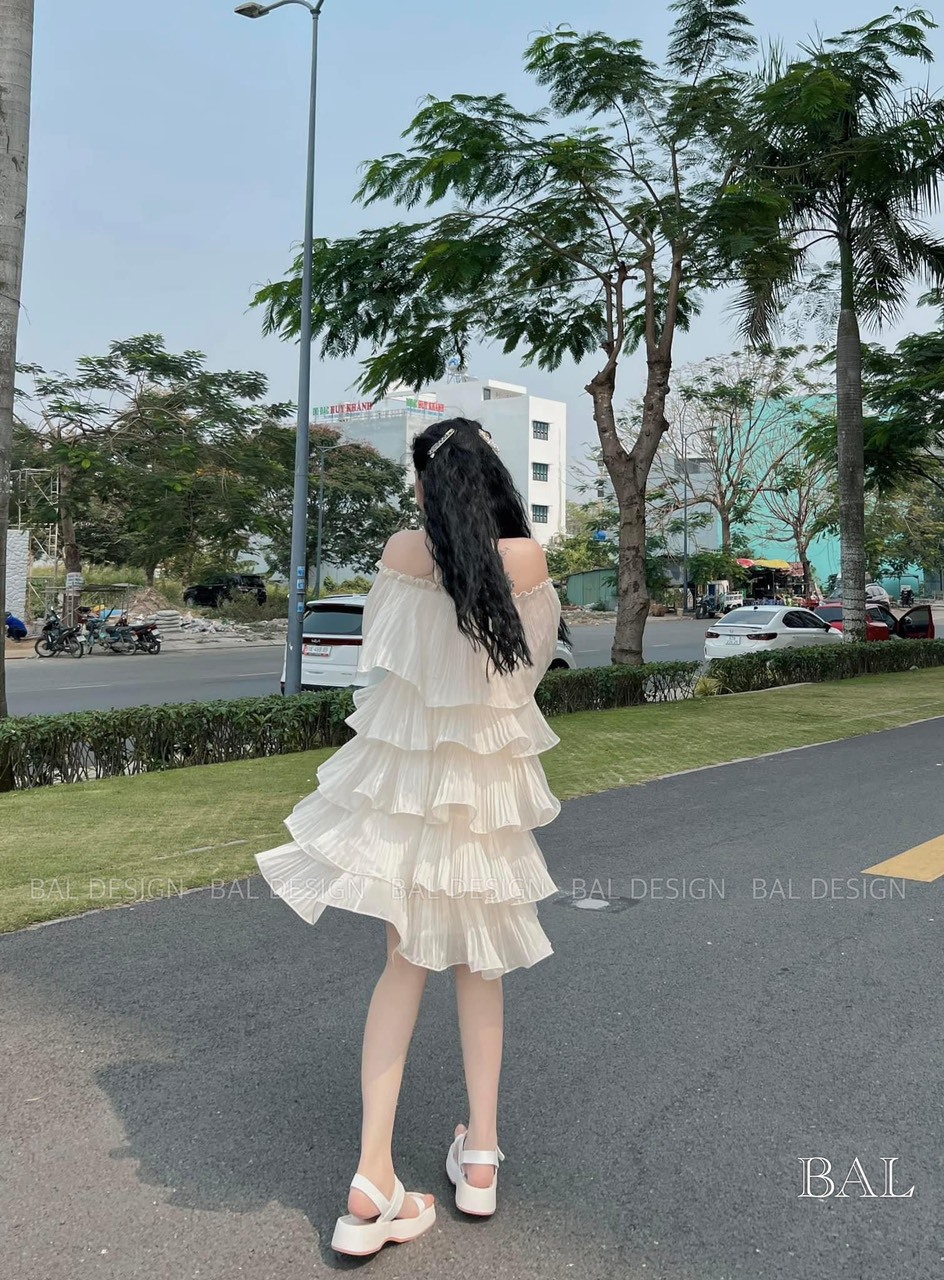 Váy Yếm Tơ 5 Tầng Nơ Cổ Trễ Vai