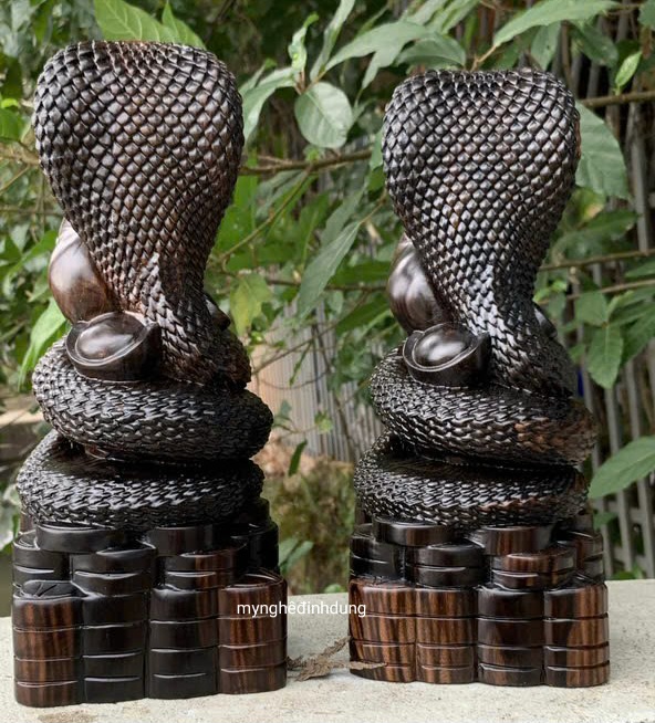 Tượng con rắn phong thủy bằng gỗ mun hoa kt cao 30cm