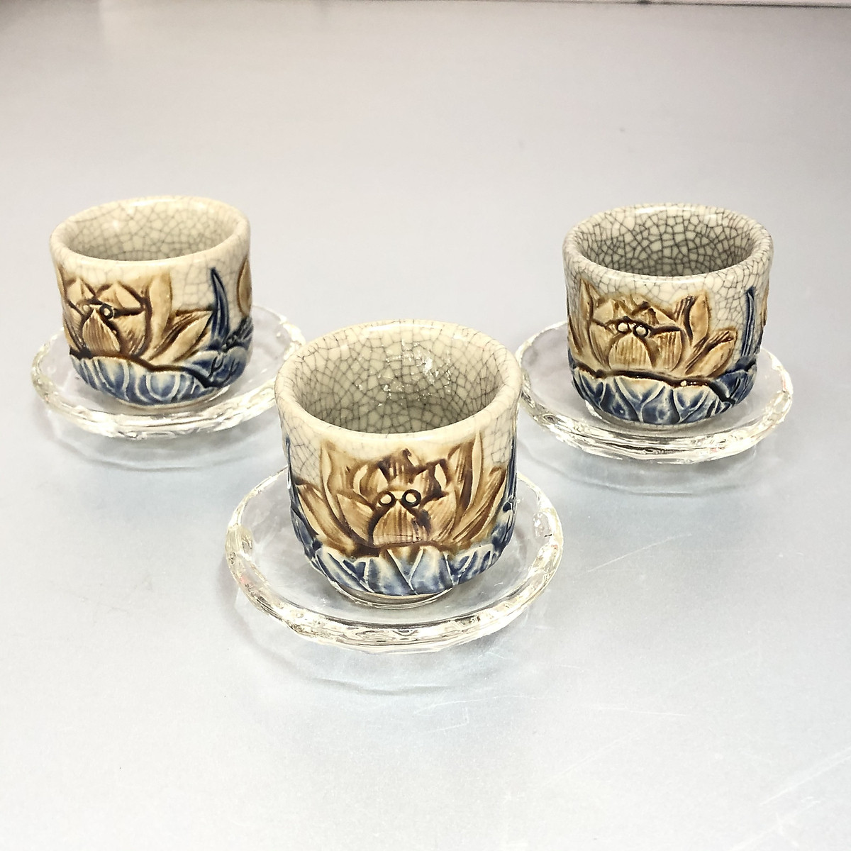 Combo 3 chiếc Ly nước cúng men rạn sen đắp nỗi , tặng kèm đế thuỷ tinh -TL295