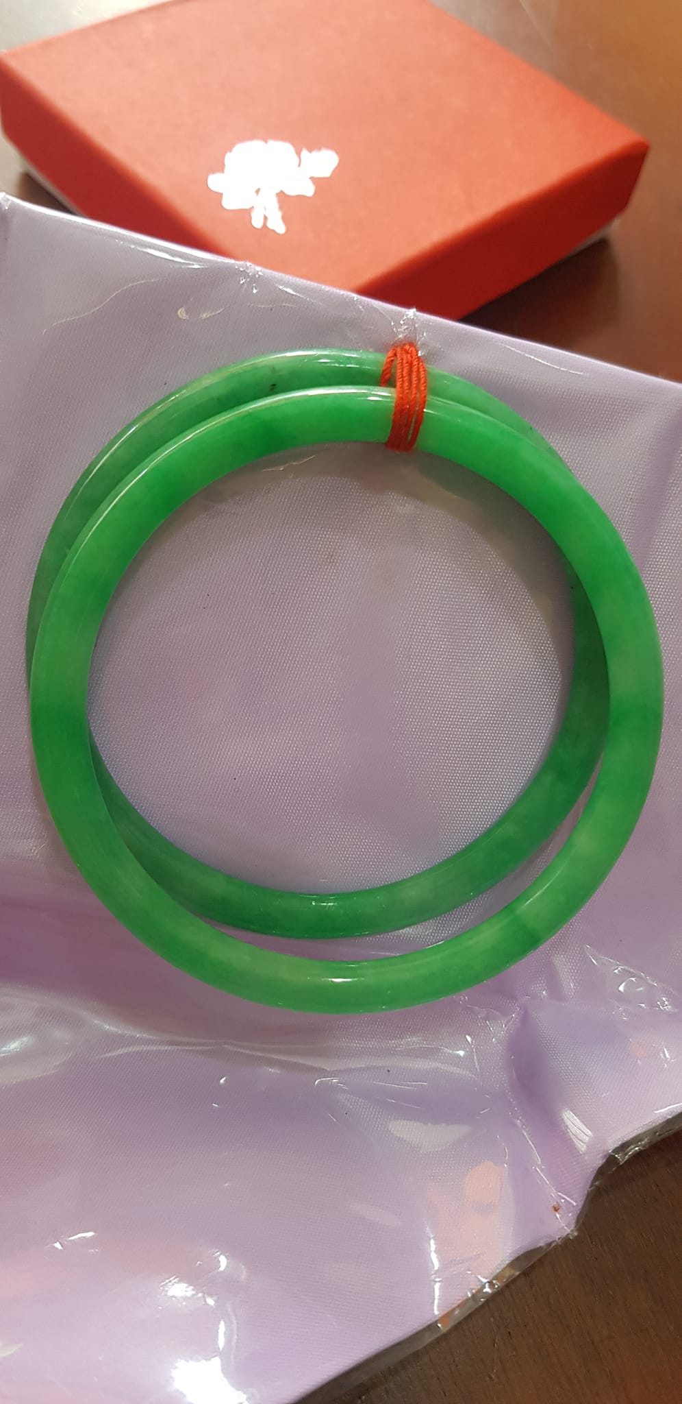 Cặp vòng cẩm thạch cọng Tròn T A Đẹp Sao N 55mm x dầy 5,2mm Cặp màu xanh Ngọc Tươi đều đẹp Nữ cân nặng tầm 54kg - 64kg đeo đẹp xinh tay ạ