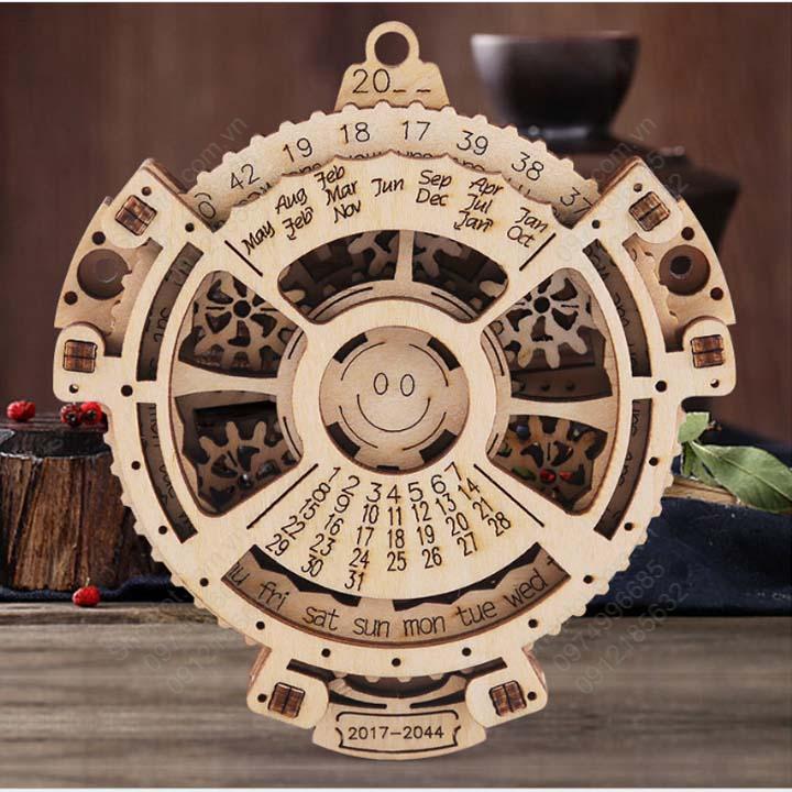 Đồ chơi lịch vạn niên lắp ghép từ các chi tiết gỗ cắt CNC, thể hiện lịch từ năm 2017 đến 2044