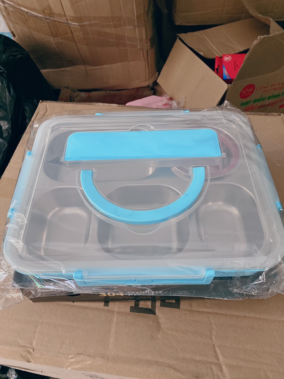 Hộp Cơm Văn Phòng Inox Bọc Nhựa 5 Ngăn Chịu Nhiệt Lò Vi Sóng Gọn Nhẹ Cao Cấp Kèm Bộ Thìa Đũa Inox