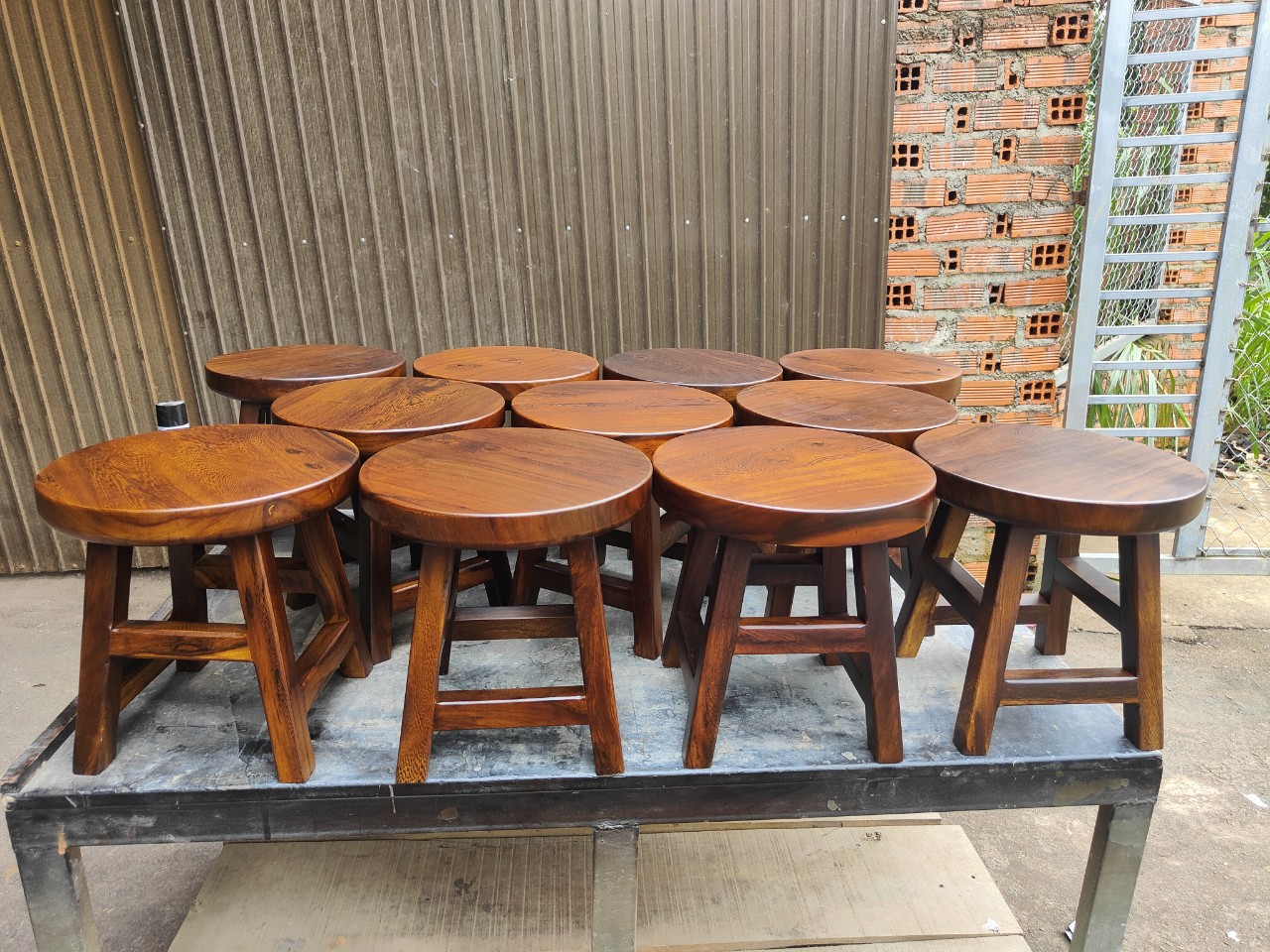 Ghế đôn tròn gỗ muồng đen