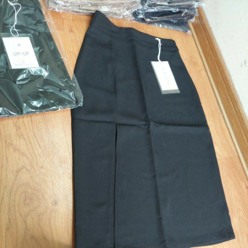 Chân váy ôm dài, xẻ bên