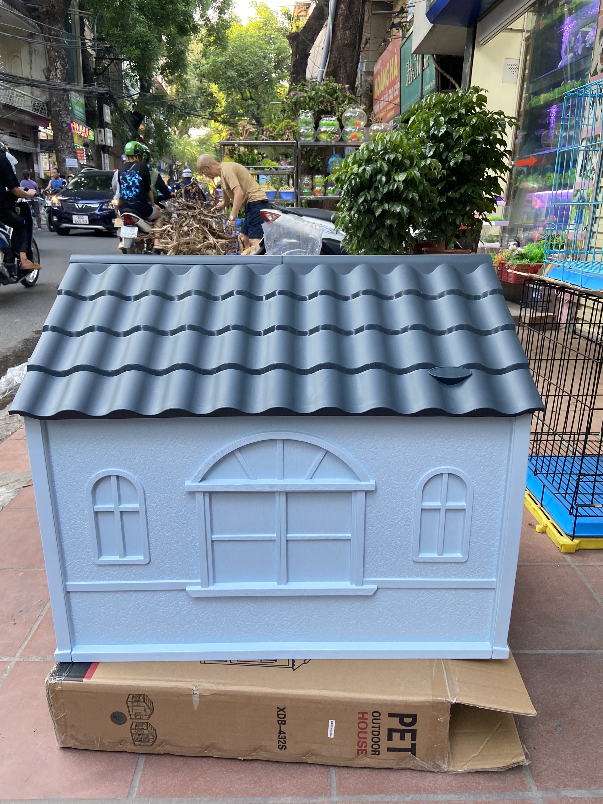 Nhà nhựa/ Chuồng nhựa kèm cửa cho chó XINDING Dog House 432 size nhỏ chất liệu nhựa cao cấp dùng ngoài trời cho thú cưng size  (nhỏ): 75.7 x 65 x 63 (cm) (giao màu ngẫu nhiên)