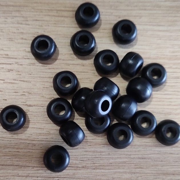 Nút chặn nhựa tròn, đen (khoảng 2.500cái/kg)