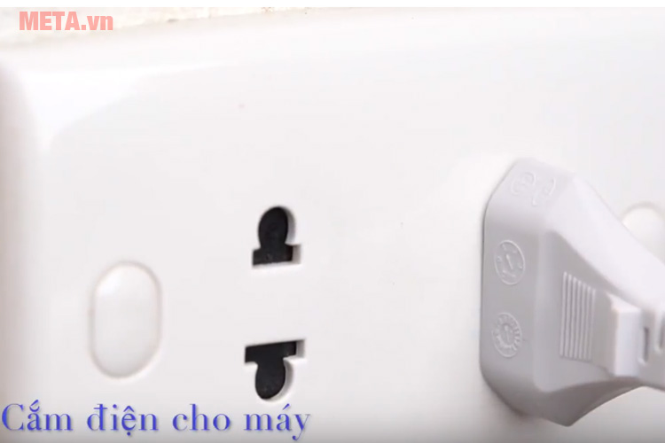 Cắm điện vào ổ cắm Cắm điện vào ổ cắm