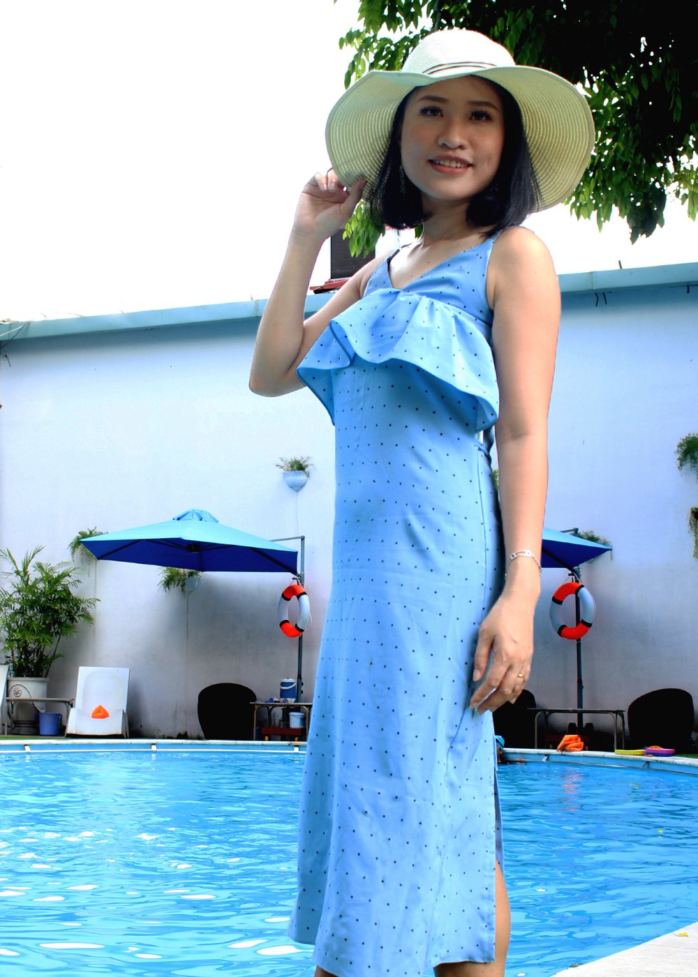 Đầm maxi hai dây bèo ngực chấm bi xanh nữ