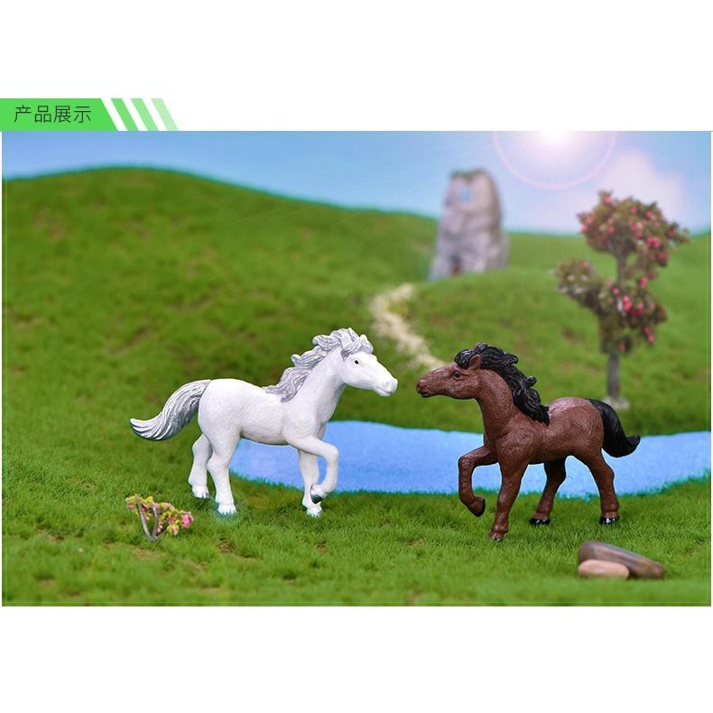 Mô hình ngựa trang trí, ngựa dạo chơi trên đồng cỏ trang trí tiểu cảnh sen đá, sân vườn, terrarium