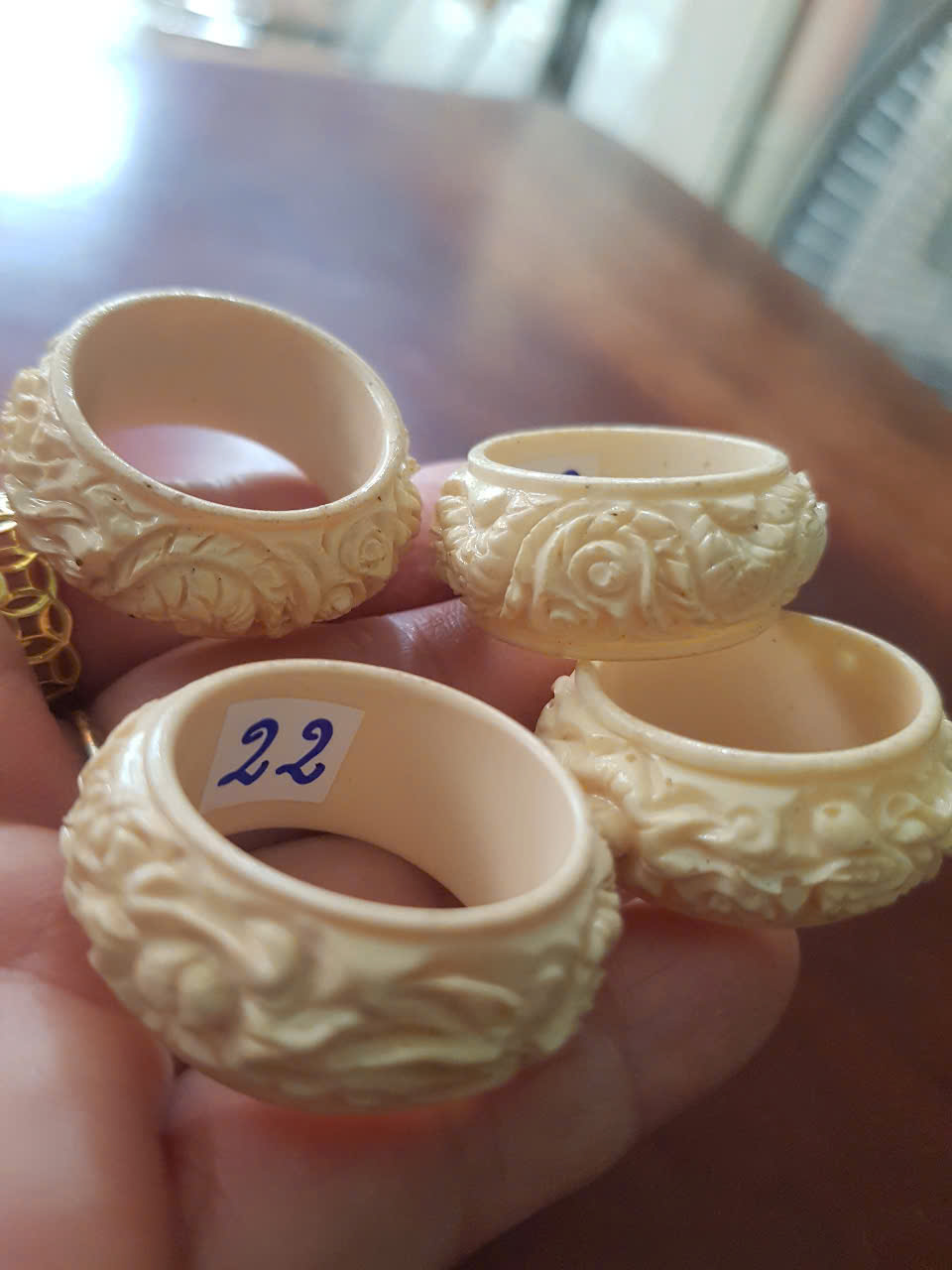 Nhẫn Nam Giả Ngà hay Xương Mỹ Nghệ Chạm Rồng Nổi Lượn Bản tròn Ni 22mm Cao 13mm Dầy 5mm màu trắng Dành Cho Các Anh Nam đeo nhẫn ngón tay cái hay bất kỳ ngón tay nào ni lọt vừa tay là 22mm rẻ vẫn đẹp như thường ạ