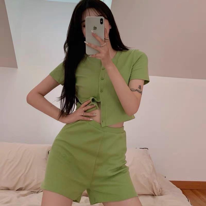 Set áo croptop tay ngắn cổ tròn + quần Short lưng cao