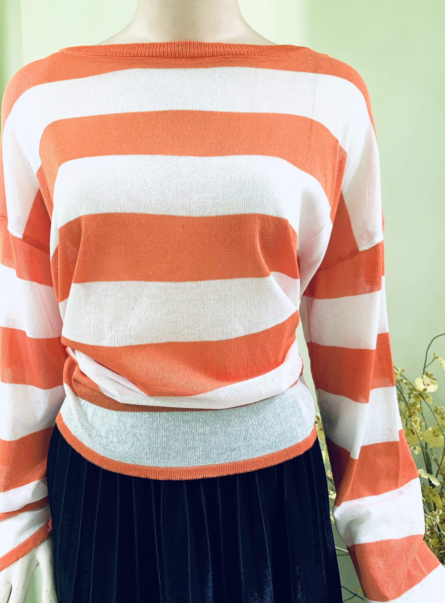 Áo len lưới form rộng xẻ lưng