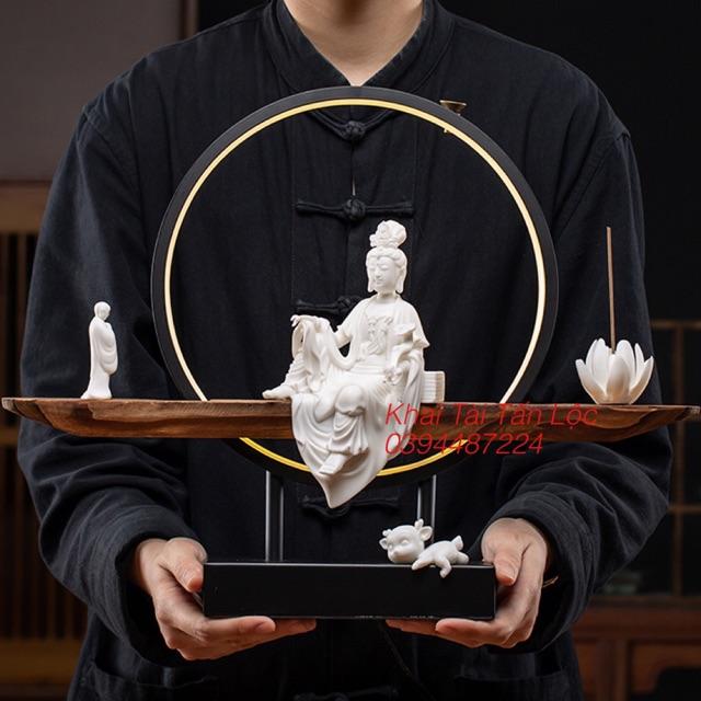 Tượng Quan Âm cầm ngọc như Y và kệ gỗ đèn led 10 món