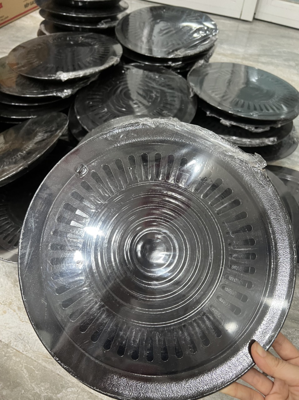 Vỉ nướng tráng men chống dính 30cm Fujishi, Có khay hứng dầu mỡ - Hàng chính hãng