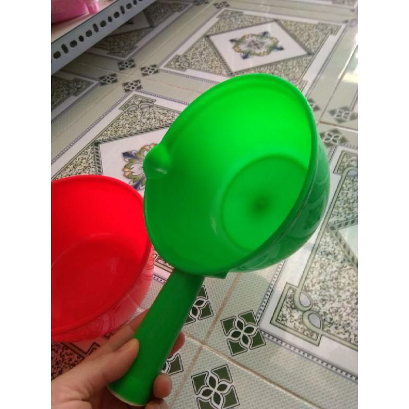 Gáo múc nước cán tròn có mỏ