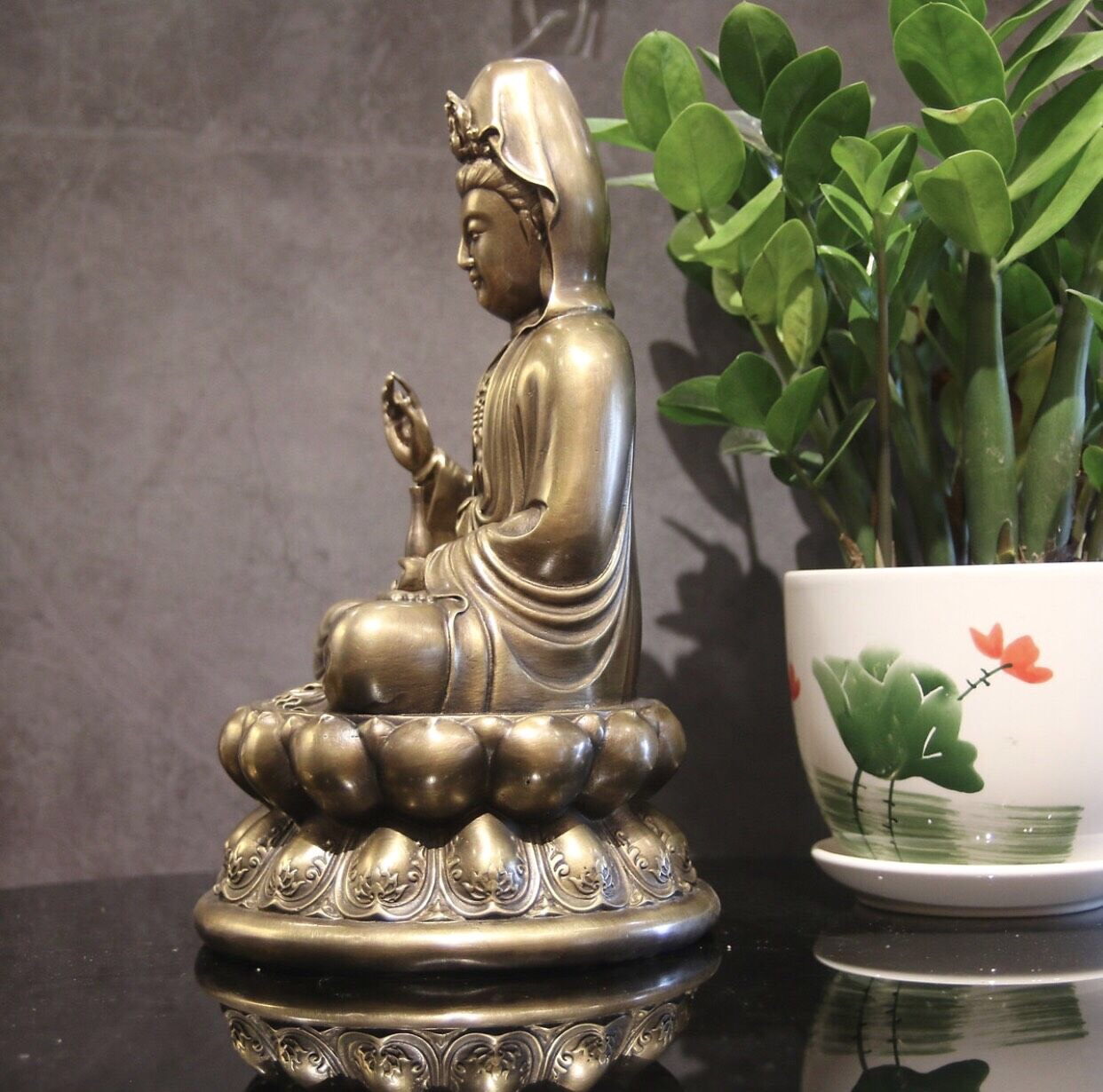 TƯỢNG THỜ PHẬT BÀ QUAN ÂM BỒ TÁT NGỒI ĐÀI SEN, ĐỒNG HUN MÀU CAO 30CM BH1046
