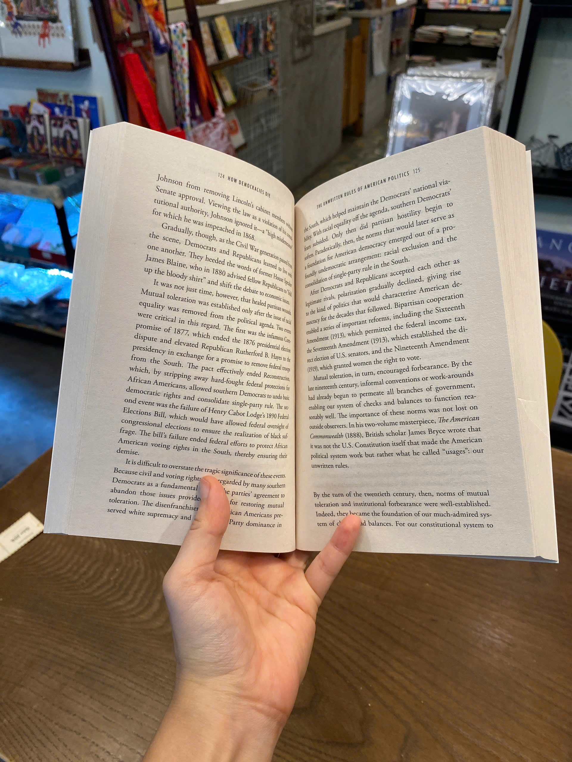 Sách - How Democracies Die by Steven Levitsky | History / Politics Nonfiction / Ngoại văn Nhập khẩu