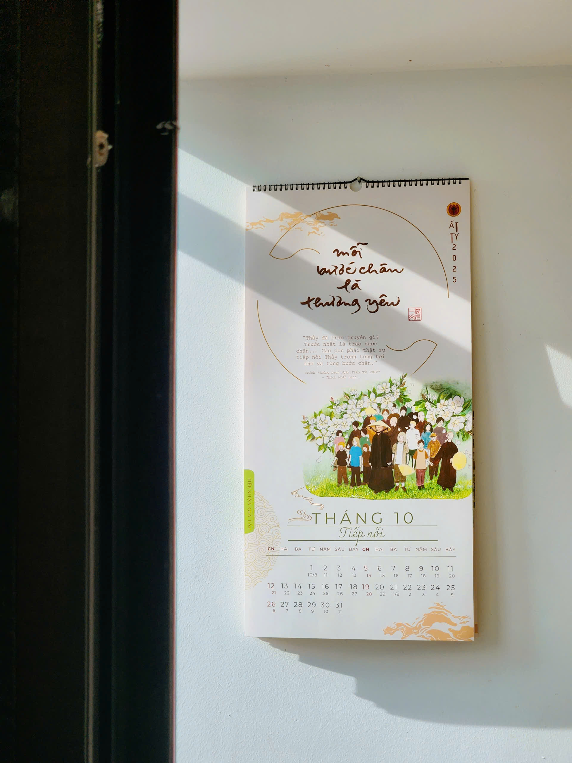 (Combo 2 lịch) Lịch Treo Tường + Lịch để bàn - Thư Pháp Làng Mai – Chủ đề: Ý thức em mặt trời tỏ rạng – Thái Hà Books (năm 2025)