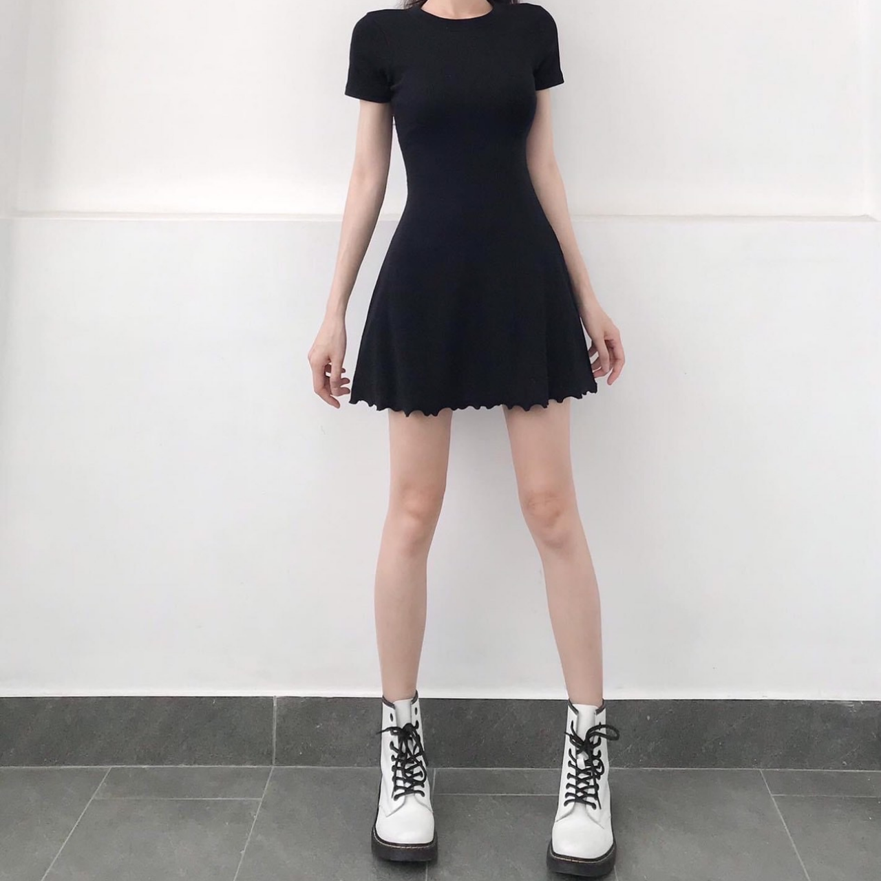 Đầm Nữ Body Đen Viền Bèo Chất Thun Gân Dáng Ngắn