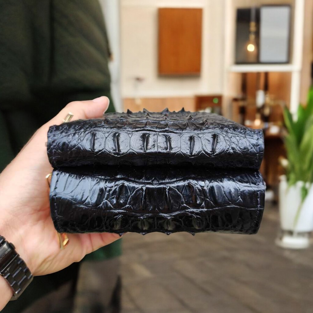 Túi đeo ngực nhỏ gọn Thiết 3 khóa nhiều ngăn. Gù gia cá sấu rất đẹp!