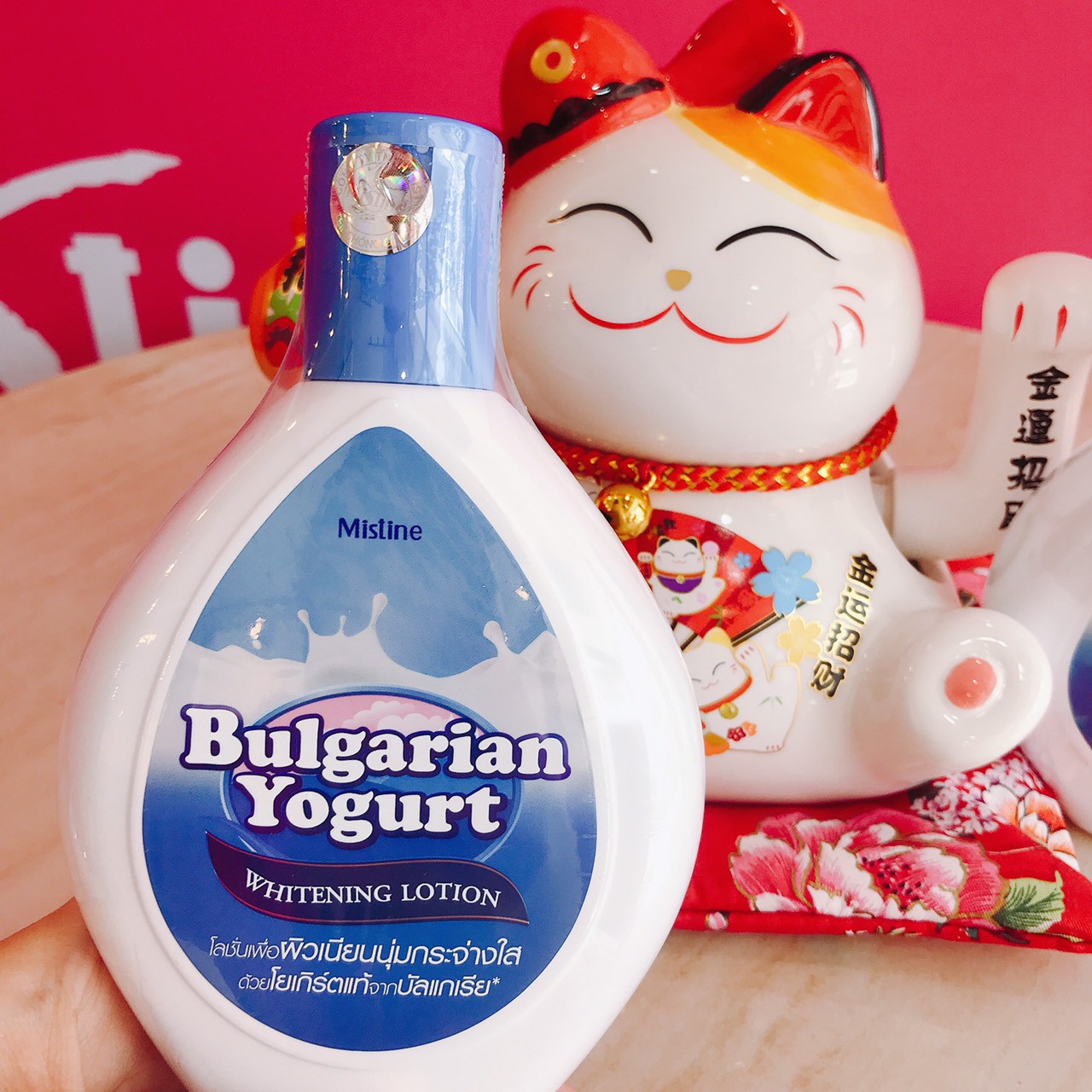 Dưỡng thể trắng da sữa chua Mistine Bulgarian Yogurt Whitening Lotion 200ml tặng móc khóa