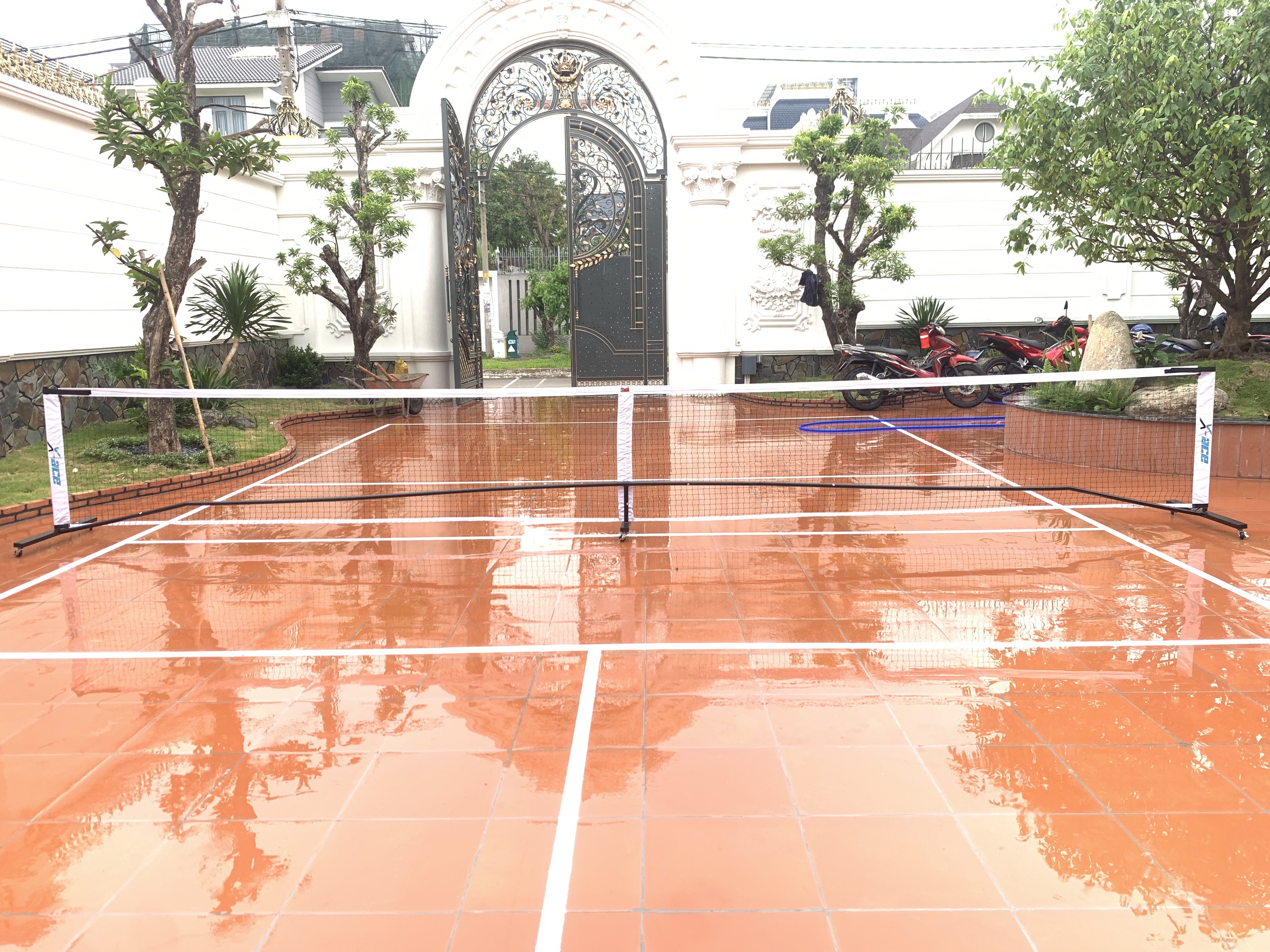 Trụ lưới di động Pickleball X-ACE dài 6,7m rộng 91cm, kết hợp 4 bánh xe có khóa 360° di chuyển và cố định thuận tiện