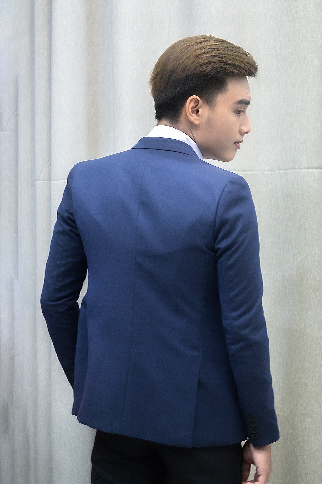 Bộ vest nam 1 nút ôm body màu xanh đen chất liệu mềm mỏng thoáng mát tặng kèm combo phụ kiện
