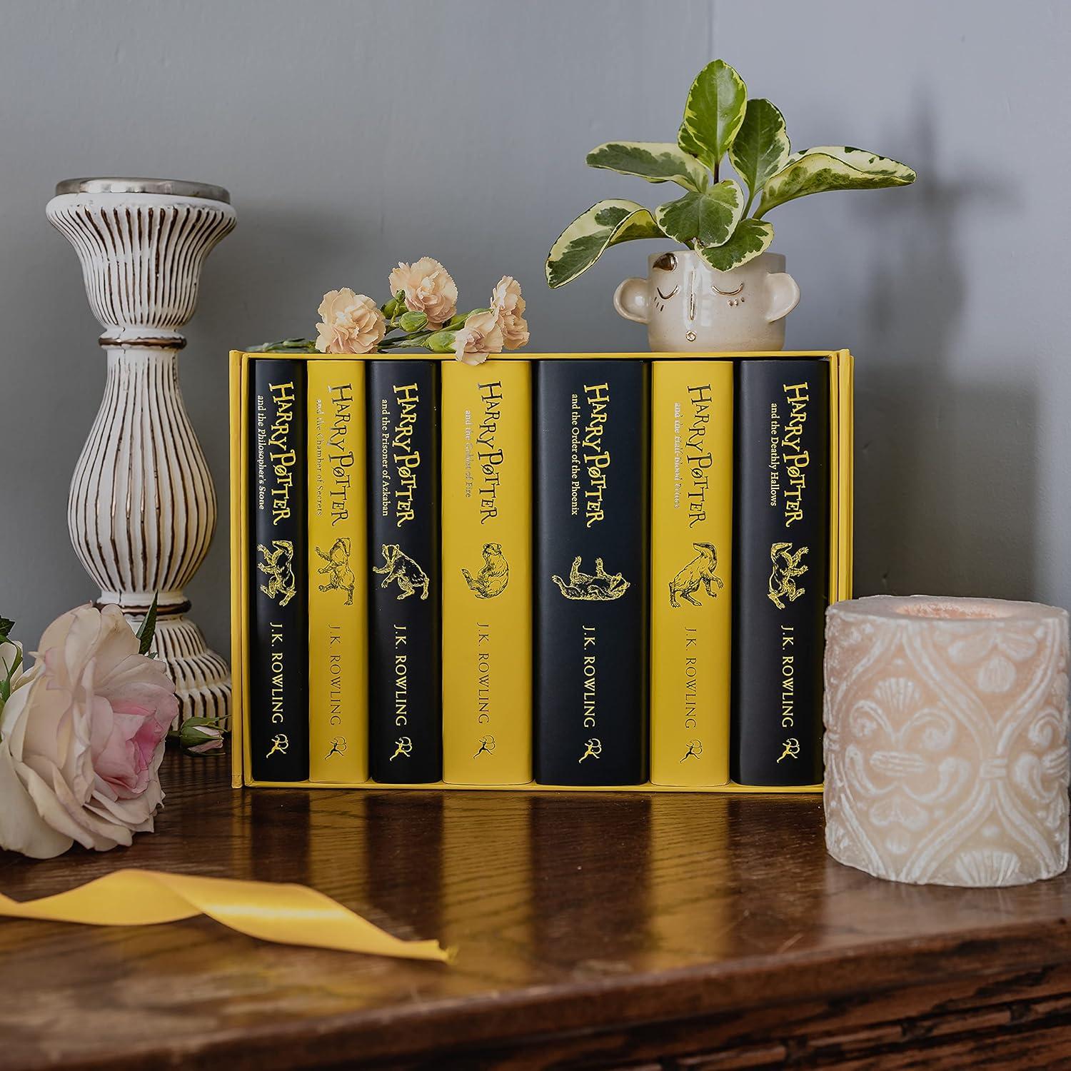 Sách ngoại văn: Harry Potter Hufflepuff House Editions Hardback Box Set