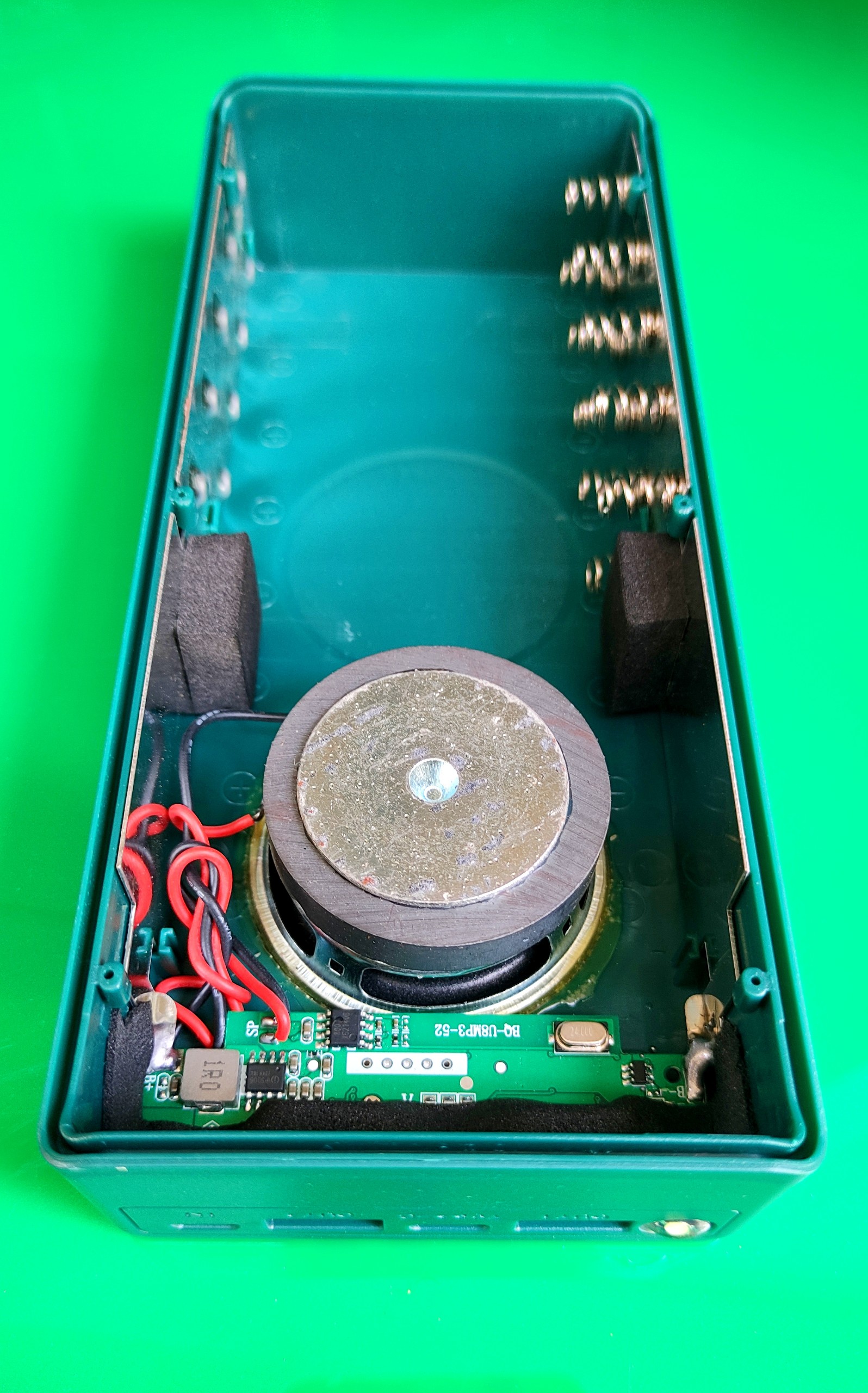 Box sạc dự phòng tích hợp Loa Bluetooth 5.0 âm thanh sống động 10 cell 18650 chất lượng cao màu xanh lá